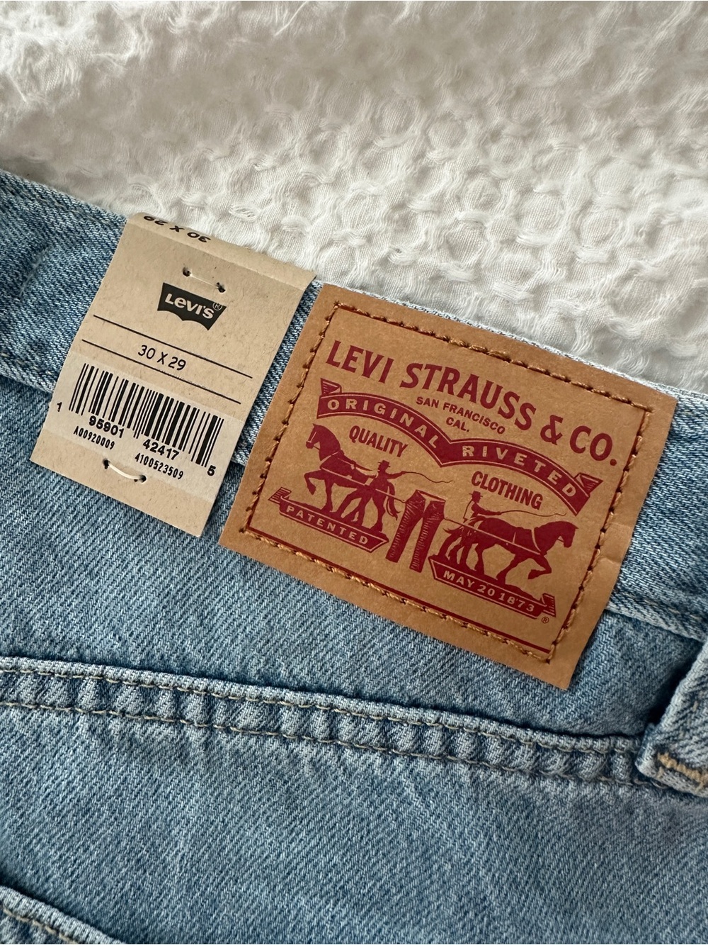 NWT Levi's Women's Straight Leg Jeans in Light Wash Blue - Picture 4 of 4